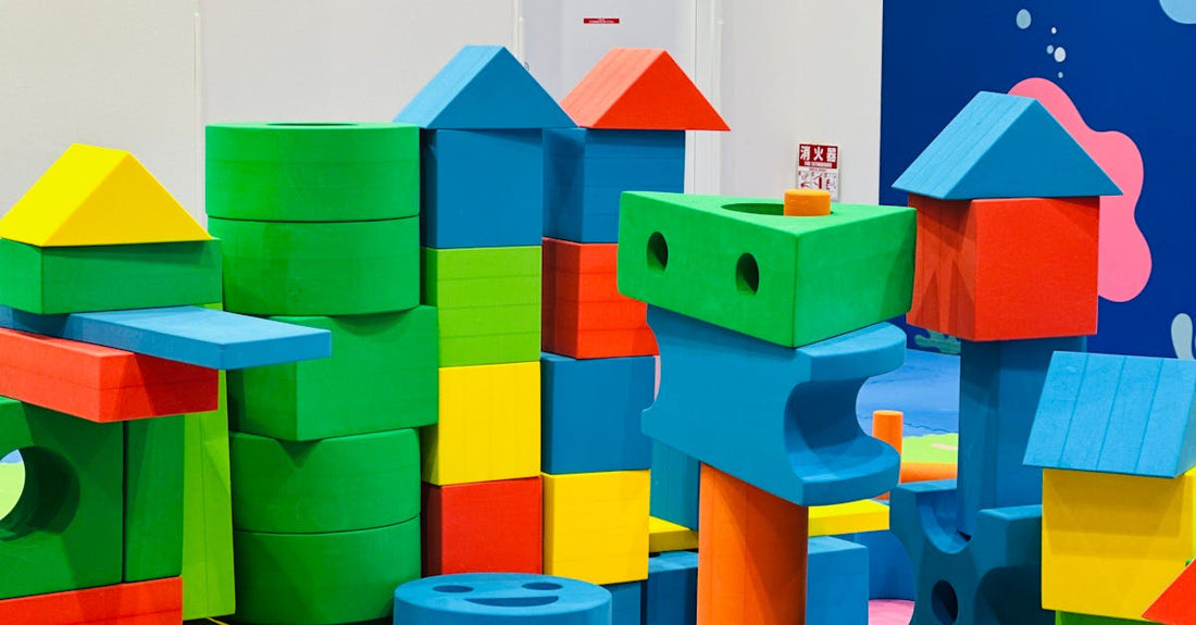 Djeca se igraju s mekim pjenastim blokovima soft play seta