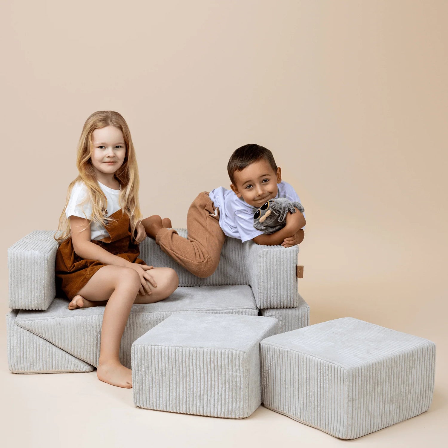 Dijete odmara na MeowBaby Soft Bricks sofi — ecru lifestyle