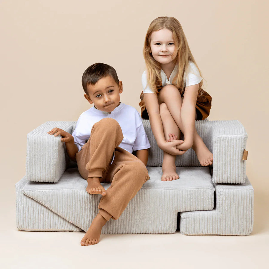 Dijete se igra na MeowBaby® Soft Bricks sofi u uređenoj sobi — Mala Soba sofe i sjedenje za djecu