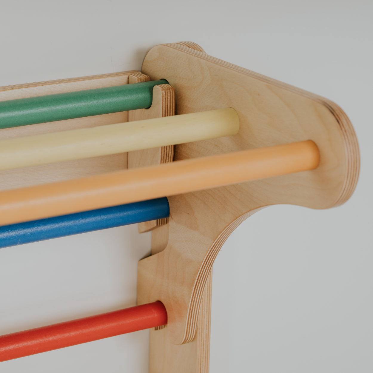 Detalj spoja brezovog drva i šarenih prečki — leg&go Pikler Rainbow