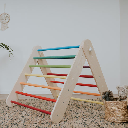 leg&go Pikler Rainbow Trokut — skandinavska soba sa zelenilom i makrame dekoracijom